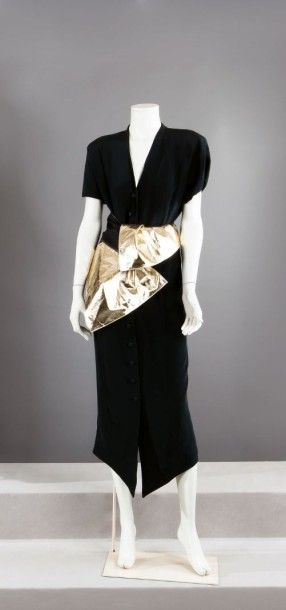 Gianfranco FERRE circa 1980 Robe longue en crêpe noir, encolure en V, simple boutonnage...