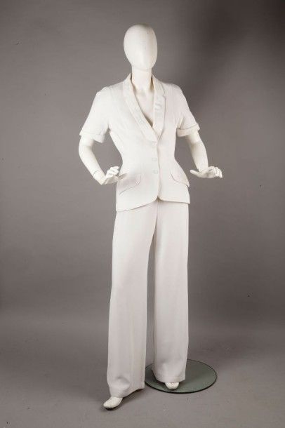 Thierry MUGLER circa 1980 Ensemble pantalon en crêpe et jersey blanc, veste à col...