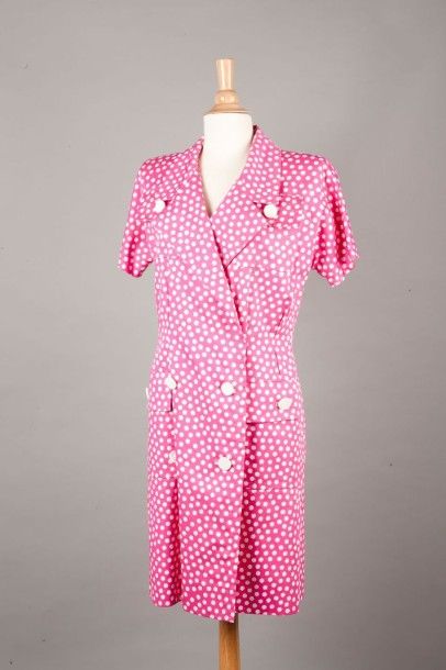 GIVENCHY couture circa 1990 Lot composé d'une robe chemisier en soie fuchsia à pois...