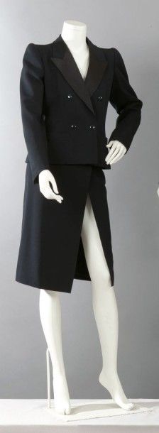 Yves SAINT LAURENT haute couture n°46113 circa 1980 Veste à col châle cranté, dont...