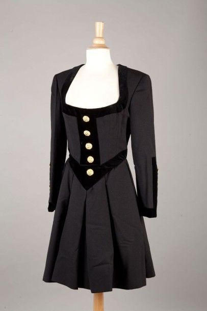 Isabelle ALLARD Robe en crêpe de laine noir, décolleté carré, simple boutonnage,...