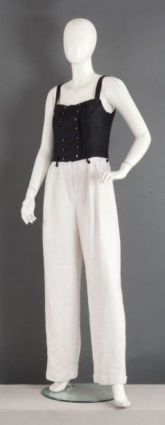 CHANEL Combinaison d'inspiration marin pantalon en lin, buste noir à fines bretelles,...