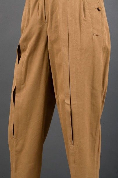 Claude MONTANA Ensemble pantalon en coton kaki composé d'un spencer à col châle cranté,...