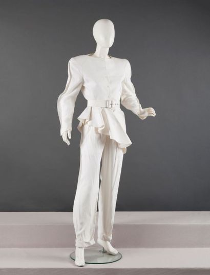 Thierry MUGLER Tailleur en lin blanc composé d'une veste encolure ronde, simple boutonnage...
