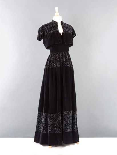 WORTH haute-couture circa 1948 / 1950 Robe du soir longue en velours noir rebrodée...