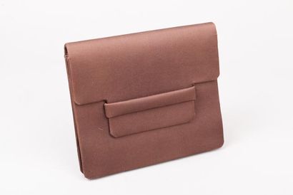 Yves SAINT LAURENT haute couture circa 1980 Pochette du soir en satin marron, fermoir...