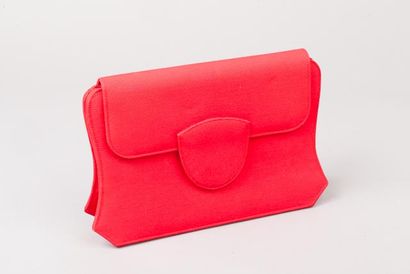Yves SAINT LAURENT haute couture circa 1980 Pochette en ottoman rouge, fermoir aimanté...