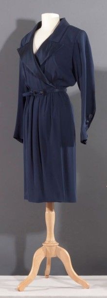 Yves SAINT LAURENT haute couture n° 62206 Automne-Hiver 1988 Robe smoking en crêpe...