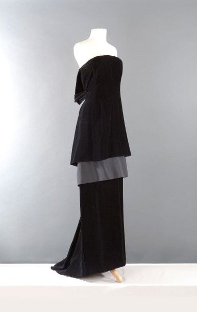 Yves SAINT LAURENT haute couture n° 60322 circa 1986 - 1988 Robe longue en velours...