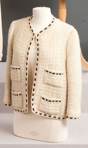 CHANEL haute couture Veste en tweed de laine ivoire, encolure ronde, bas des manches...