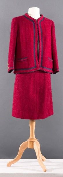 CHANEL Haute Couture n° 26131 Tailleur en lainage bouclette framboise, veste à encolure...
