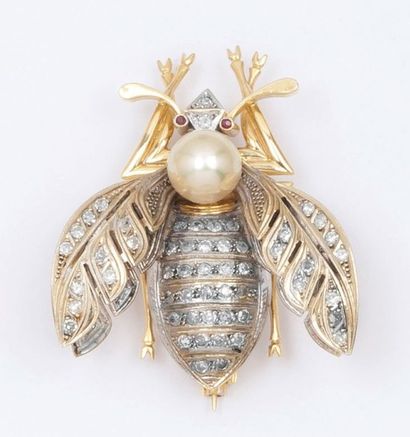 null Broche «mouche» en or gris sertie de diamants taillés en brillant et d’une perle....