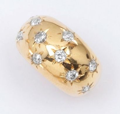 null Bague «jonc» en or jaune ornée de diamants taillés en brillant en sertis étoilé....