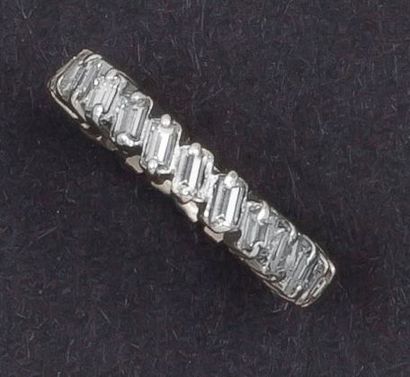 null Alliance en or gris entièrement sertie de diamants baguette. P. 4,8 g.