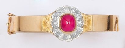 null Bracelet rigide ouvrant en or jaune ciselé orné d’un cabochon de pierre rose...