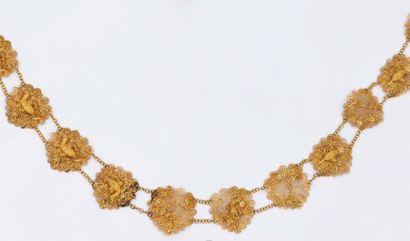null Collier et éléments de bracelet en or jaune filigrané à décor de fleurs et volatiles....