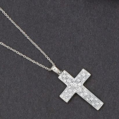 null Chaîne et pendentif «croix» en or gris orné de diamants taillés en brillant....