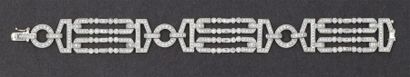 null Bracelet à motifs géométriques en or gris entièrement sertis de diamants taillés...