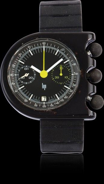 LIP 

"Tallon" vers 1970 Chronographe bracelet en métal anodysé noir. Cadran noir...