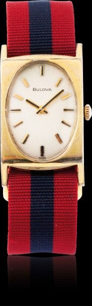 BULOVA Vers 1940 

Montre bracelet rectangulaire en métal plaqué or 10k. Cadran crème....