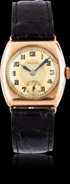 ROLEX N° 42429 vers 1930 

Montre bracelet en or rose 9k (375). Boîtier tonneau....