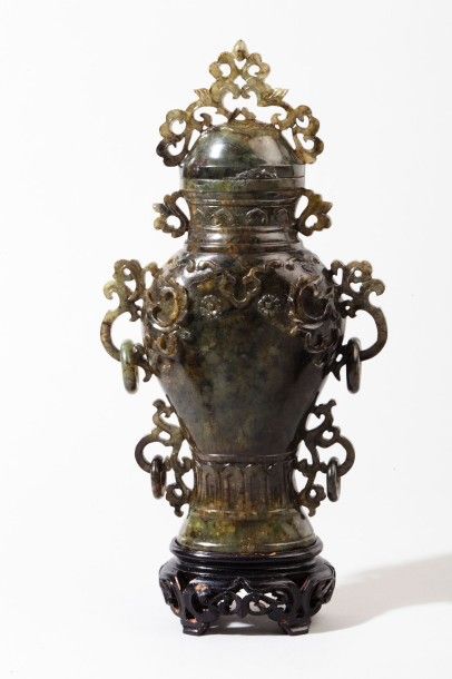 null Vase balustre couvert en stéatite vert brun à décor en relief de rinceaux, fleurs...