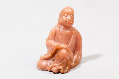 null Sujet en stéatite brun-orangé représentant un lohan assis. Chine, XIXème siècle...