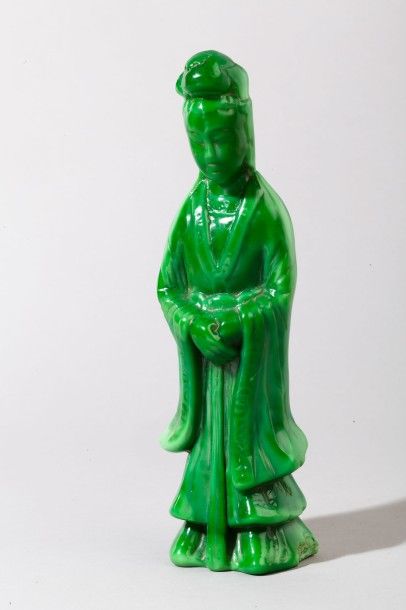 null Guanyin en verre de pekin de couleur vert, debout dans un large drapé. 

Chine,...