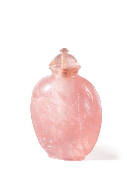 null Flacon tabatière en quartz rose sculpté en léger relief d'un rapace perché sur...
