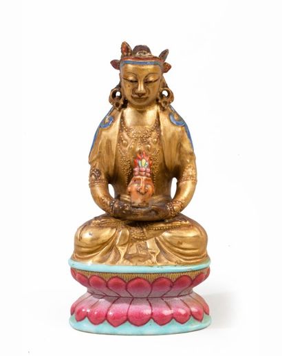 null Sujet en porcelaine émaillé polychrome représentant un Bouddha Amitayus assis...