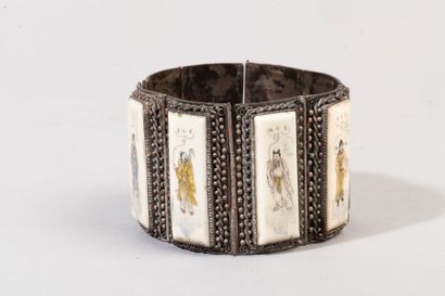null Bracelet articulé en cuivre argenté orné de huit plaques en ivoire finement...