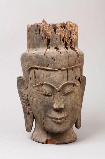 null Tête de bouddha en bois, représenté les yeux mi clos. 

Birmanie, style Pagan.

Haut....