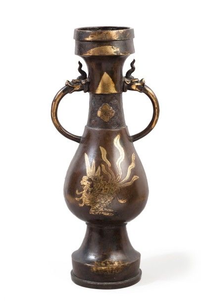 null Important vase balustre en bronze à col évasé, patiné et doré, à décor de phénix...