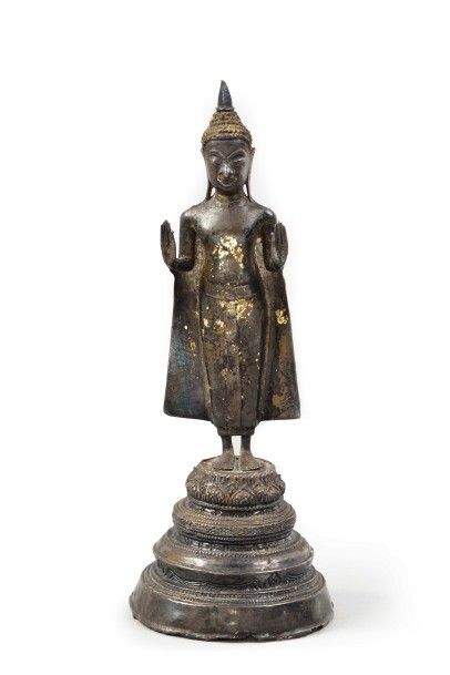 null Belle statuette en bronze et argent représentant le bouddha debout sur un socle...