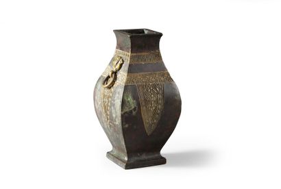 null Petit vase balustre de type Fang Hu quadrangulaire en bronze et rehaut d'or...