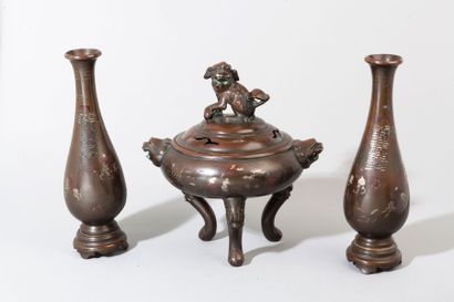 null Garniture en bronze et fils d'argent comprenant deux vases piriformes et un...
