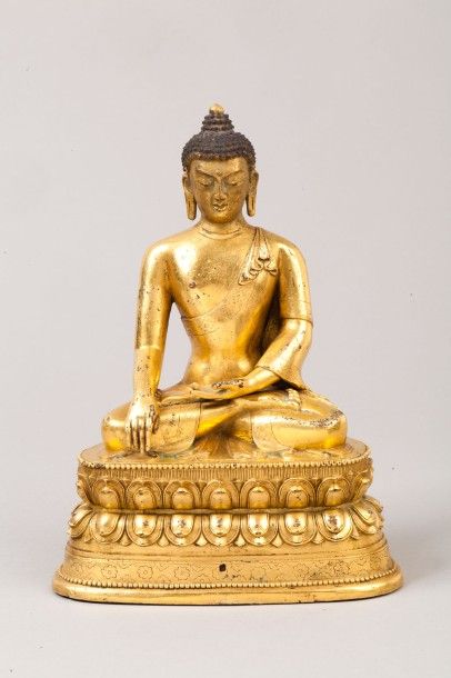 null Sujet en bronze doré représentant un bouddha assis faisant le geste de la prise...