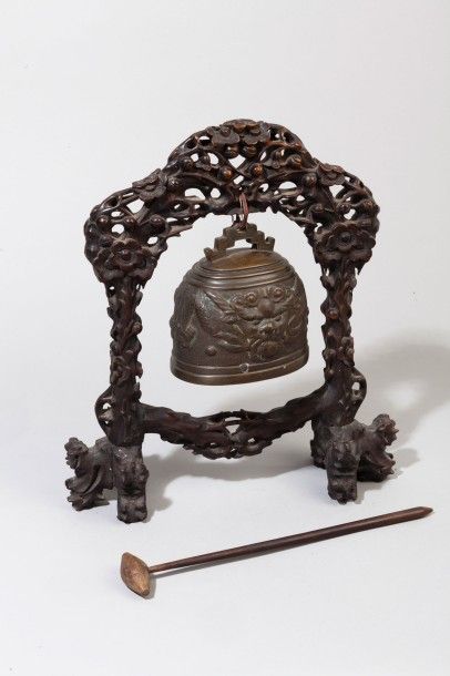 null Gong en bronze et socle en bois ajouré à décor floral. 

Chine, Fin XIXème-début...