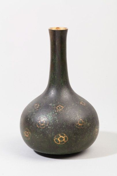 null Vase à panse large et long col, en bronze et émaux champlevés, à décor de fleurs...