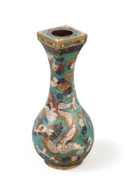 null Vase en bronze et émaux cloisonnés à décor d'un dragon et d'un phoenix au milieu...