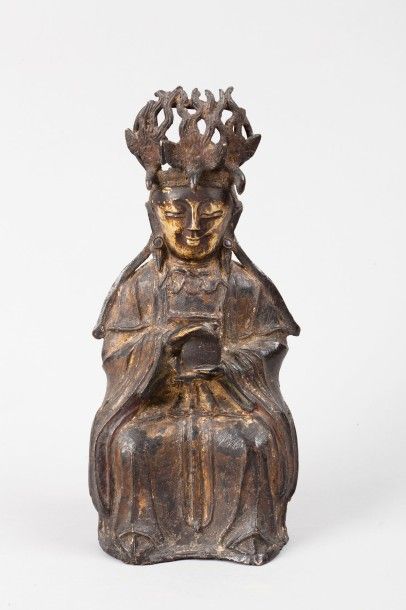 null Sujet en bronze doré représentant Guanyin assise tenant un disque dans ses mains....