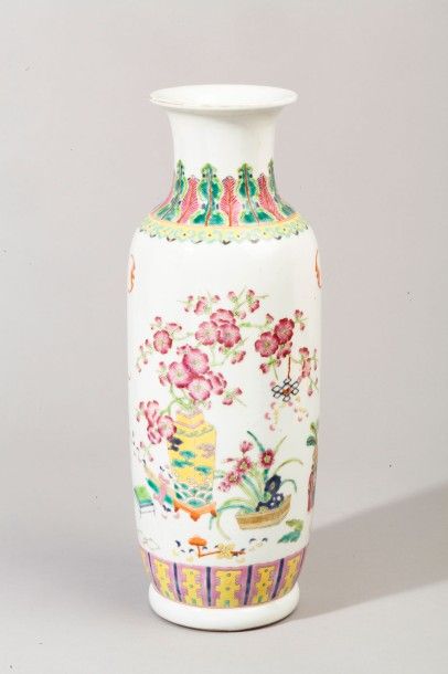 null Vase en porcelaine et émaux polychromes de la famille rose à décor de chauve...