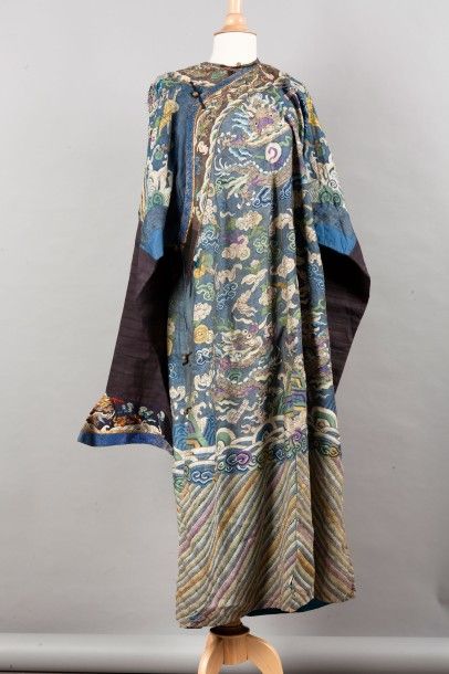 null Robe en soie à décor dragons fond bleu 

Chine, début XXème siècle.

(Accid...
