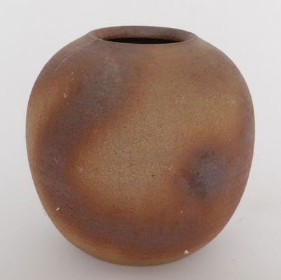 null Vase sphérique en céramique beige rehaussée de taches brunes, à décor incisé...