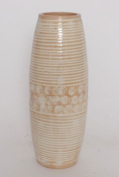 null Vase de forme ovoïde élancée, en céramique orangée à décor à l'engobe blanc...