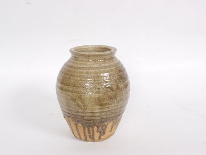 null Vase à panse ovoïde en céramique à glaçure brun-vert laissant les traces de...