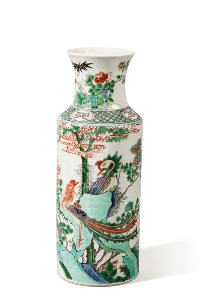 null Vase rouleau en porcelaine et émaux de la famille verte à décor d’oiseaux fohang,...