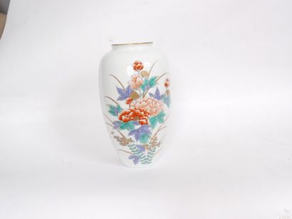 null Vase ovoïde en porcelaine blanche à décor en émaux polychromes et or d'un bouquet...