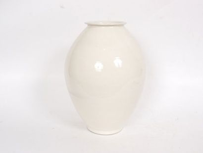 null Vase à panse ovoïde, en céramique émaillée blanc, orné d'une calligraphie. 
...