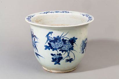 null Cache pot en porcelaine blanc bleu à décor de fleurs et rinceaux. 

Chine, XIXème...